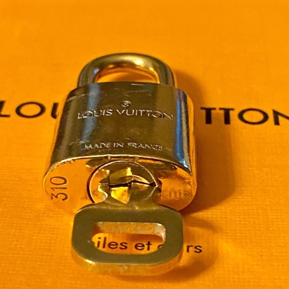 Louis Vuitton brass lock set with key #310 Authentic padlock nice - Picture 4 of 4